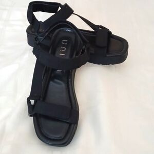 Unisa, "Uncaitlyn" black velcro strappy sandals, SZ 6.5m